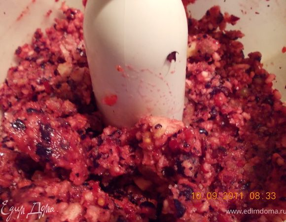 пока крупеник запекается готовим соус: ягоды, не размораживая, измельчаем в блендере или в процессоре кухонного комбайна