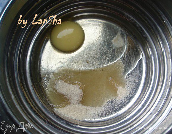 Яйцо, сахар и соль взбить немного венчиком.