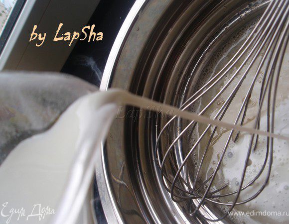 Добавить молоко, помешивая венчиком.