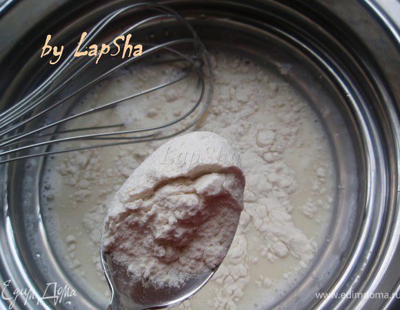 Ввести муку, перемешать венчиком, чтобы не было комочков.