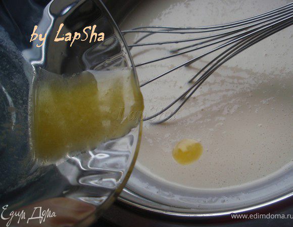 Добавить растопленное сливочное масло.