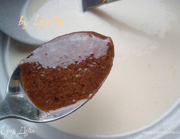 Разделить тесто на пополам в разные миски. Одну оставить, в другую добавить растопленный шоколад. 