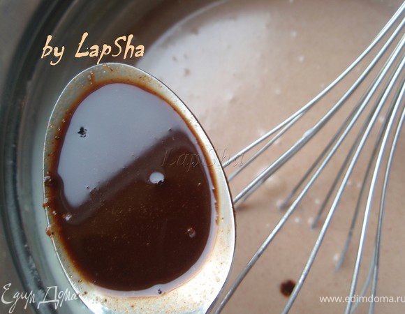 Какао развести 2-3 ст.л. горячей воды, размешать и добавить в шоколадное тесто.