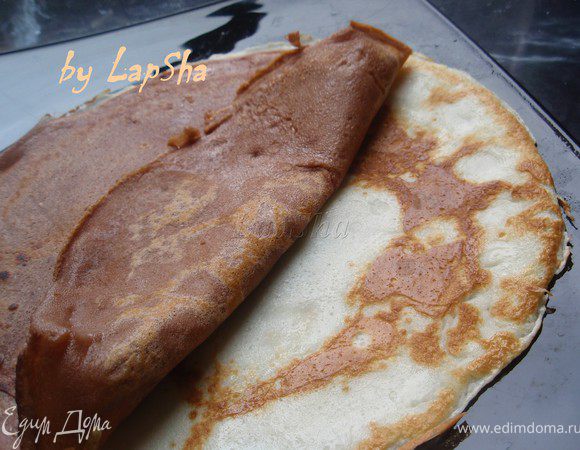 Поочередно на сковороде приготовим блинчики. Сначала блин из белого теста, затем из шоколадного, потом опять блин из белого и т.д.