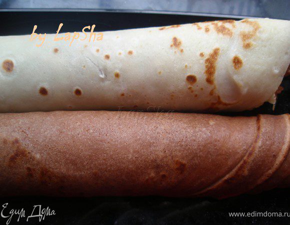 У меня получилось 6 больших блинчиков. Свернем два рулета. 1. белый-шоколадный-белый. 2. шоколадный-белый-шоколадный. 