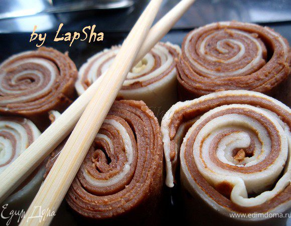 Разрежем на небольшие роллы. Я подавала с вареньем из черной смородины! Получилось очень вкусно и красиво! Приятного аппетита!