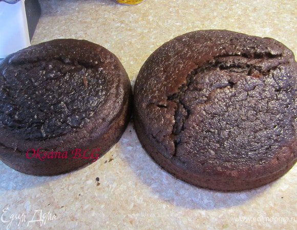 Приготовить два бисквита на кипятке. Один можно приготовить немного в большей форме.