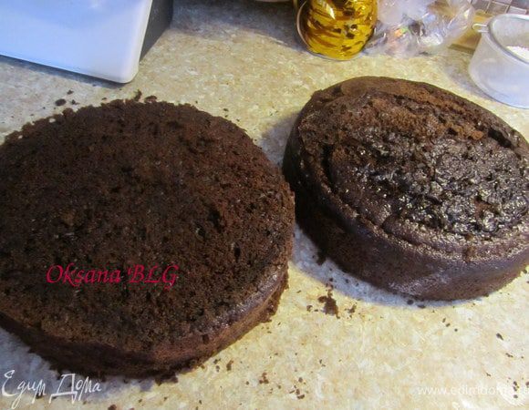 Охладить бисквиты. Бисквиты аккуратно обрезать до одинакового размера. Один бисквит у которого побольше "шапочка " получилась, оставить, второй срезать верхушку. Все обрезки нам пригодятся;)!