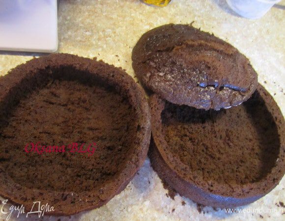 У бисквита с верхушкой, аккуратно срезать верх и отложить в  сторону. Аккуратно достать серединку бисквита, оставляя дно и бока. Во втором бисквите просто достать серединку. 