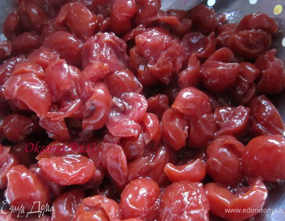 Если у вас консервированная вишня, ее нужно откинуть на сита, дать стечь жидкости.
Если мороженная, засыпать сахаром(150-200 гр.) проварить 10-15 минут.
затем в вишню добавить коньяк и оставить на 30 минут. После этого повторно откинуть на сито.