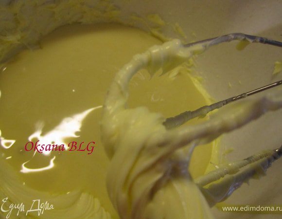 Добавить сгущенное молоко.