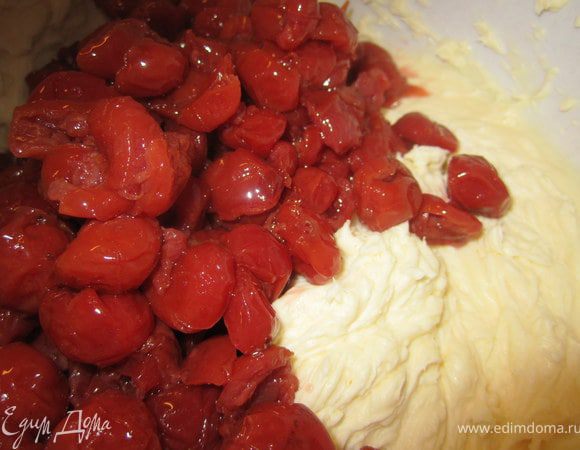 Добавить вишню, перемешать.