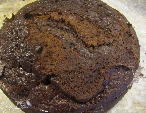 Один бисквит накрыть верхушкой.
Поставить бисквиты в холодильник.