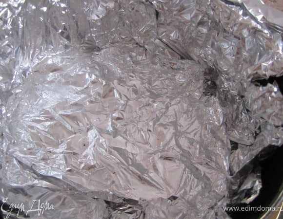 Разъемную форму застелить фольгой.