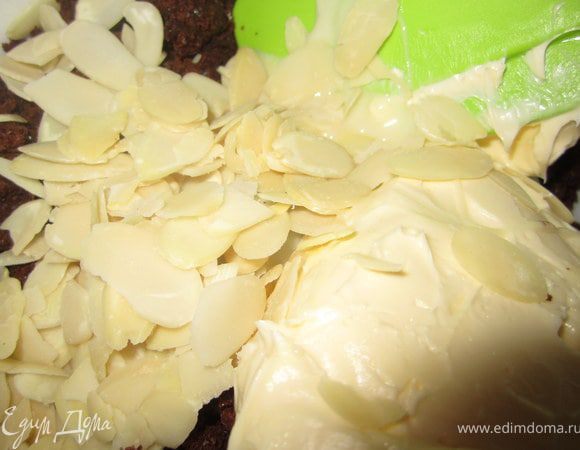 Обрезки из бисквита измельчить. Добавить хлопья миндаля, масло сгущенку хорошо перемешать.