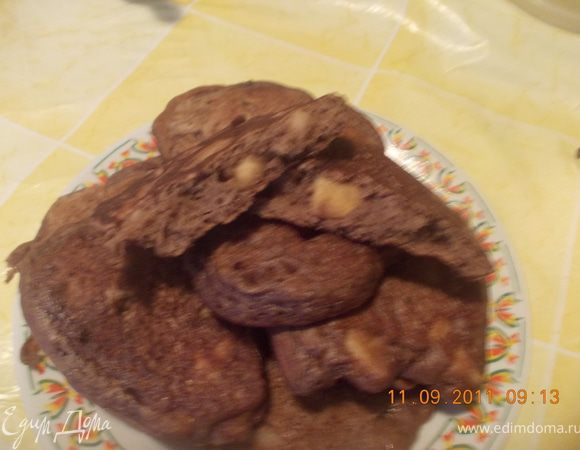 на раскалённую сковородку наливаем масло и выпекаем оладушки, только обязательно надо крышкой накрывать, чтобы яблоки пропеклись