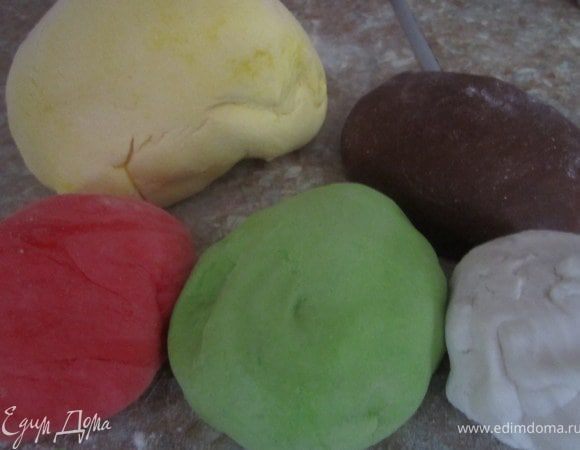 Пока торт пропитывается в холодильнике можно приготовить украшение для тортика. Для этого нужно подготовить мастику из маршмелоу желтого, зеленого, красного и белого цвета, также шоколадную мастику.
