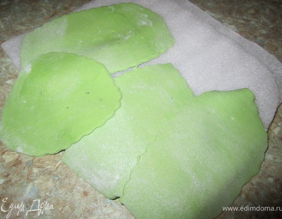 Зеленую мастику раскатать. Произвольно вырезать листики салата.