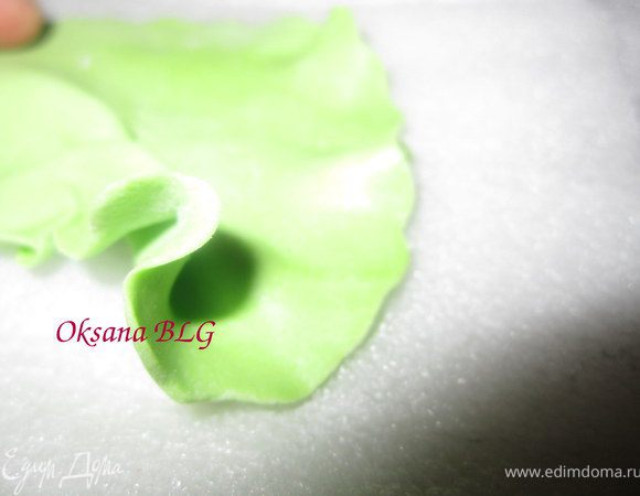 Краешек листиков немного проволнить.