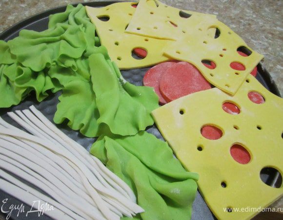 Красную мастику раскатать и вырезать кружочки 4-5 см. в диаметре.
Оставить все украшения сохнуть на 2-3 часа.