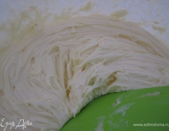 Для выравнивания торта, нужно подготовить масляный крем. Масло взбить, добавить сгущенку и еще раз взбить.