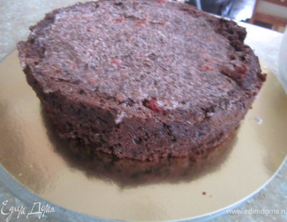 Корж без верхушки выложить на блюдо.