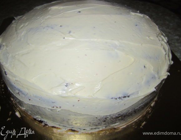 Отдельно покрыть кремом корж с верхушкой. поставить в холодильник на 15-20 минут. 