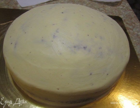 После этого повторно выровнять оба коржа.