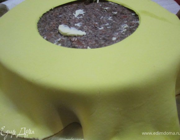 Покрыть нижний корж.