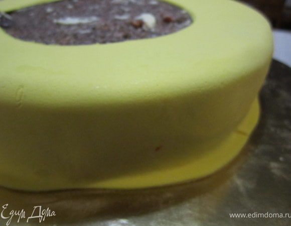 Выровнять бока, обрезать излишки мастики.