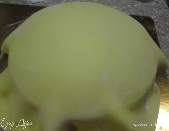 То же проделать со вторым коржом, только мастику оставить цельной и покрыть корж.