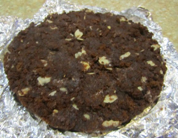 Для слоя из "картошки", раскатать шоколадную мастику в длинную полоску. 