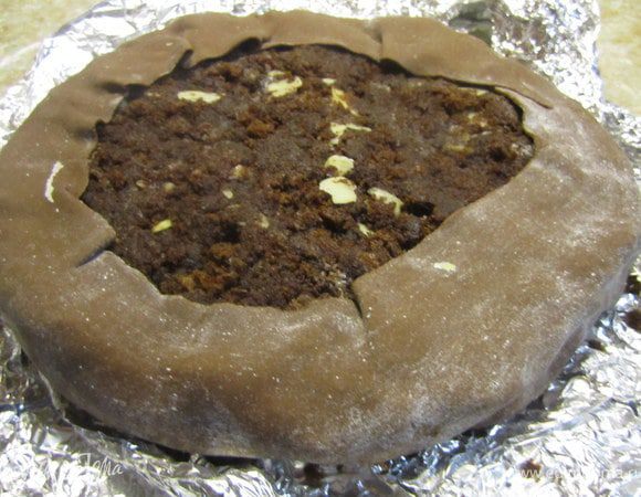 Опустив края фольги, завернуть по бокам шокомастикой.