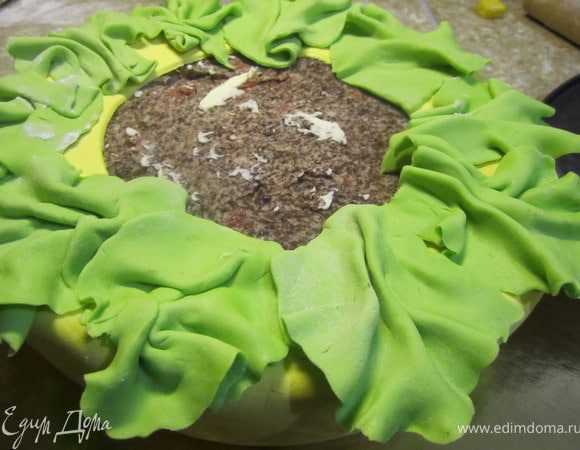 Собираем торт. На нижний корж выложить листики.