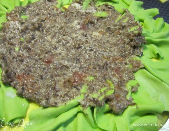 Серединку намазать половиной оставшегося крема.