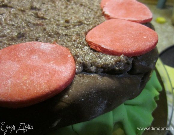 Нанести оставшийся крем, выложить красные кружочки "помидоры"))