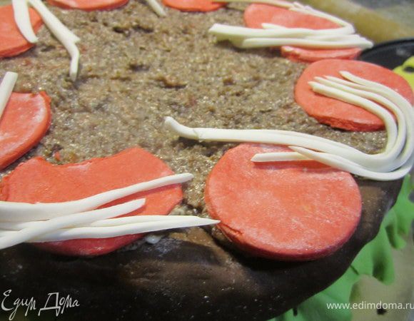 Белые полосочки выложить в форме лука.