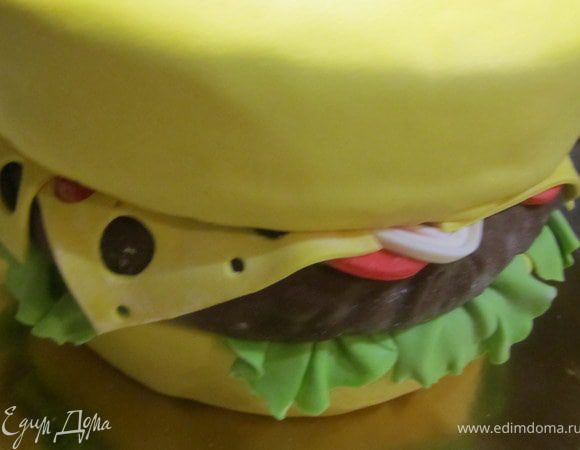 Накрыть верхним коржом. Немножко, аккуратно прижать.
поставить в холодильник на 2-3 часа.