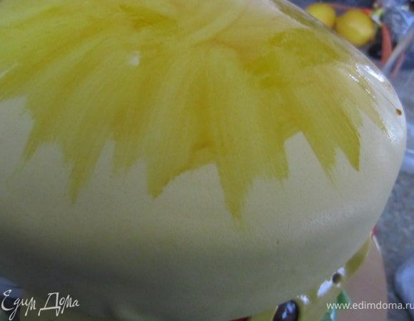 Развести немного коричневой и желтой краски в капельке водки. Прокрасить немного верхушку. для создания эффекта золотистой корочки)) По шокомастике и всем украшениям можно пройтись кисточкой смоченной в водке, тогда они заблестят.