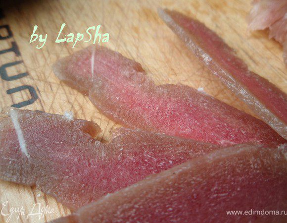 Очень важно нарезать говядину тонко. Поэтому первым делом говядину предварительно отправим в морозилку на 20 минут. Или можно вообще использовать замороженный кусок мяса. Нож должен быть очень острым.  