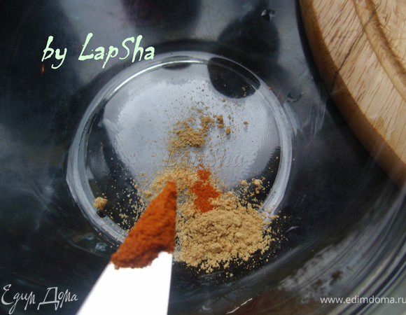 Приготовим маринад. Для этого в миску добавим имбирь и чеснок. Мясо должно быть островатым, но тут конечно на любителя. Перца чили я добавила сколько на фото. Получилось вполне остренько, но не обжигающе.