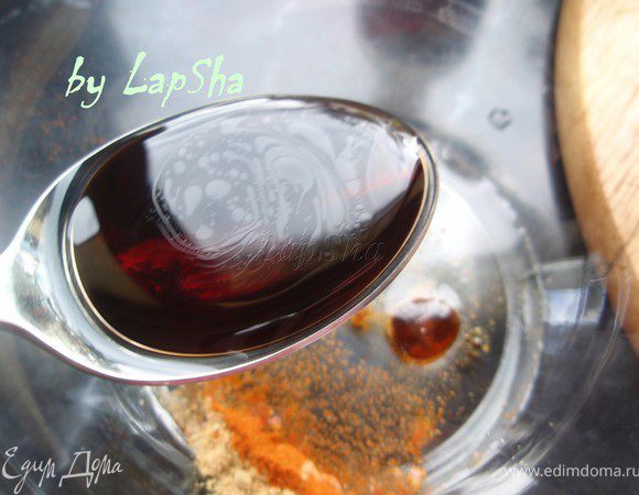 Добавим ст.л. растительного масла и ст.л. крепкого соевого соуса. Хорошенько перемешаем маринад, чтобы он стал однородным.