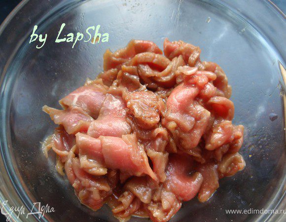 Мясо опустим в маринад на 15-20 минут, перемешаем. Кусочки тонкие, поэтому быстро пропитаются. 