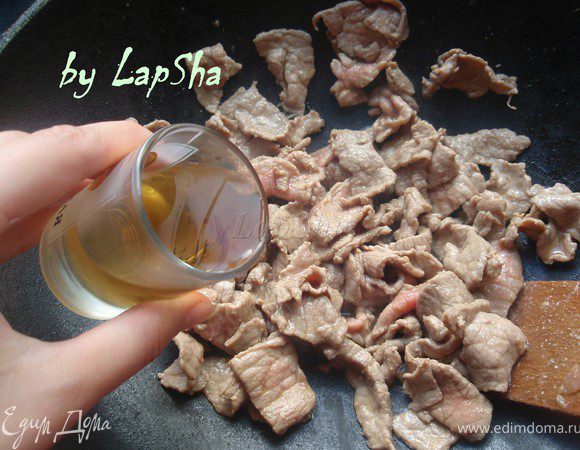 На самом большом огне разогреем WOK (круглая глубокая китайская сковорода с выпуклым дном). Мясо кладем в сковороду и постоянно помешивая готовим. Как только все мясо станет светлым добавляем вино, в моем случае херес. Помешаем и оставим тушиться на самом большом огне.