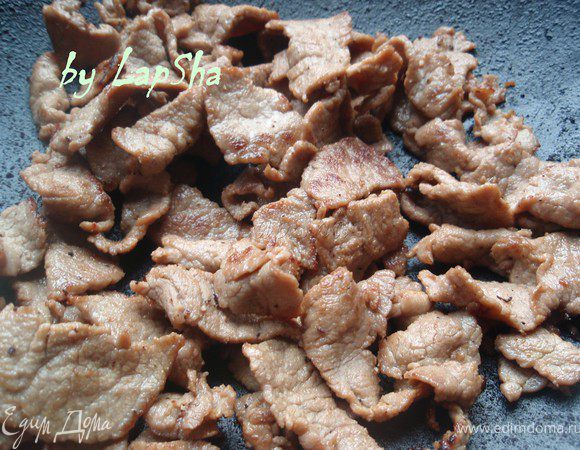 Когда выпарится все вино, добавляем ст.л. растительного масла и постоянно помешивая обжариваем ещё 1-2 минуты. Затем можно выключить огонь, но продолжать помешивать ещё минуту, т.к. вок ещё продолжает готовить. Затем накроем крышкой, чтобы сохранить тепло пока мы подготавливаем остальные ингредиенты салата.