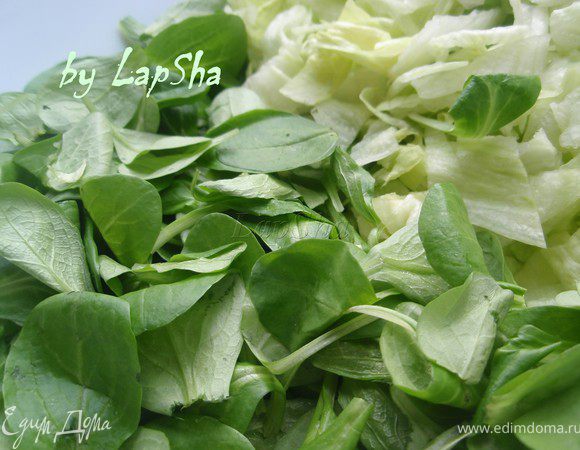 Салат-латук нашинковать, разобрать листочки маше.