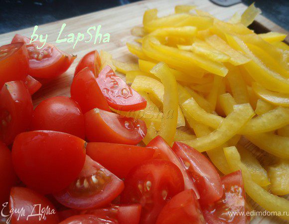Тонкими полосками нарезать перец, помидоры черри разрезать на четвертинки.
