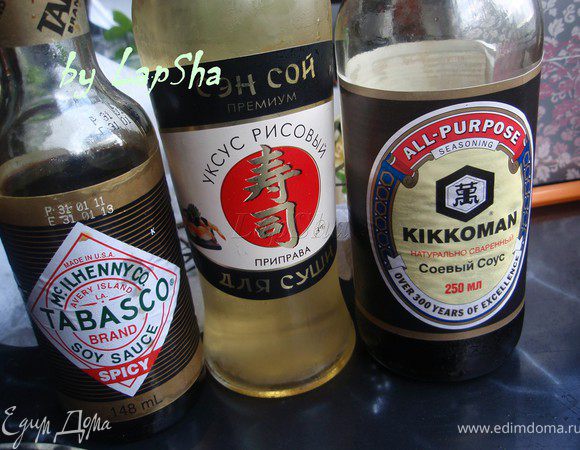 Приготовим заправку. Для это нам понадобиться табаско, рисовый уксус, кунжутное или растительное масло, соевый соус, чеснок и черный свежемолотый перец.