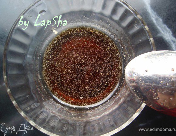 Смешаем все ингредиенты для заправки, хорошо их перемешаем.