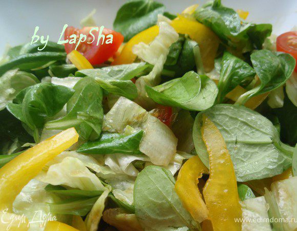 Заправим салат и аккуратно перемешаем его руками.